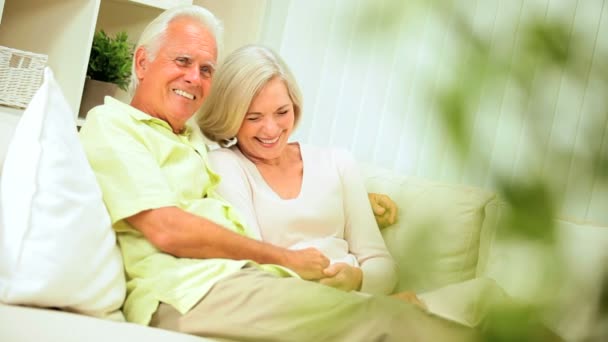 Starsza para relaksujący na domowej kanapie — Wideo stockowe