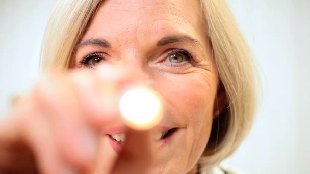 Médecin principale femme examinant le patient — Video