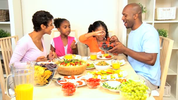 Афроамериканская семья питается здоровым обедом — стоковое видео
