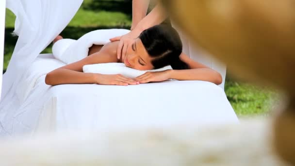 Mooie Aziatische Chinees meisje met massagetherapie — Stockvideo