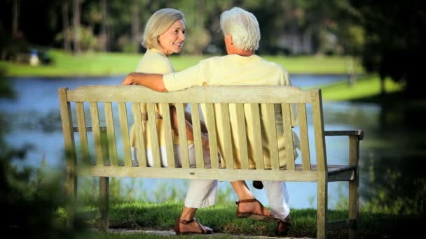 Contenido Pareja mayor Relajándose en el Banco del Parque — Vídeos de Stock