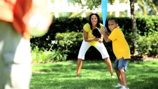 Amerikansk familj spela baseball — Stockvideo