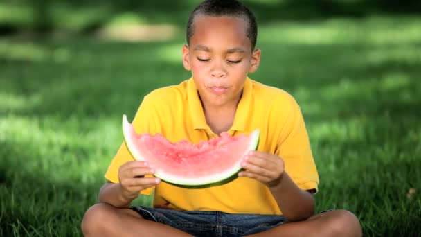 Etnische jongen eten gezond water meloen — Stockvideo