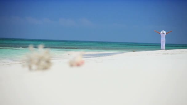 Fille en blanc sur une île de luxe Vacances — Video