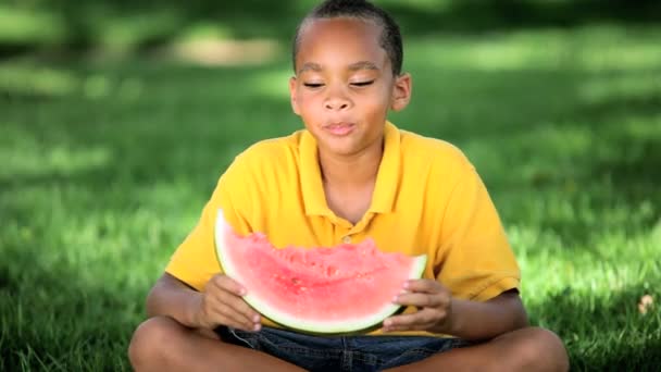 Junger ethnischer Junge isst gesunde Wassermelone — Stockvideo