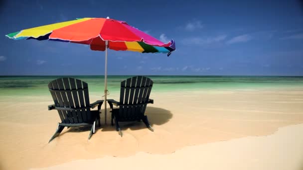 Sun Parasol & Cadeiras em uma praia do paraíso — Vídeo de Stock