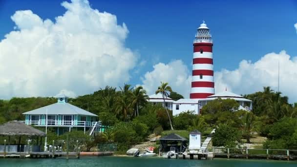 Faro de la Isla Tropical con Yates Pasando — Vídeos de Stock