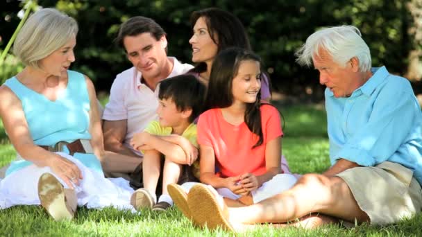 Tres generaciones de tiempo libre familiar caucásico — Vídeo de stock