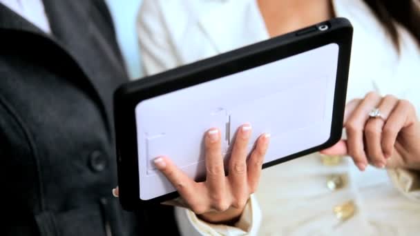 Donne d'affari intelligenti con tablet wireless — Video Stock