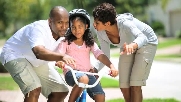 Bonito jovem menina praticando equitação ela bicicleta — Vídeo de Stock