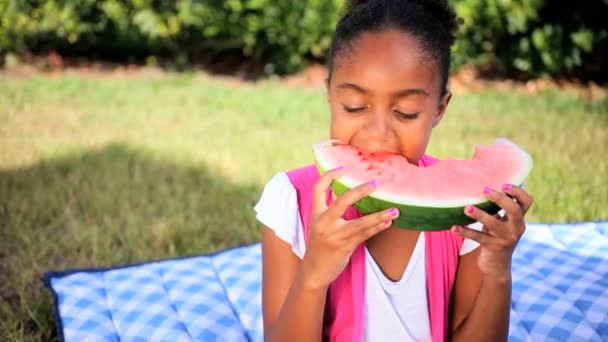 Kleine afrikanische Amerikanerin isst frisches Obst — Stockvideo