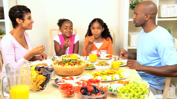 Этническая семья, питающаяся здоровой пищей на обед — стоковое видео