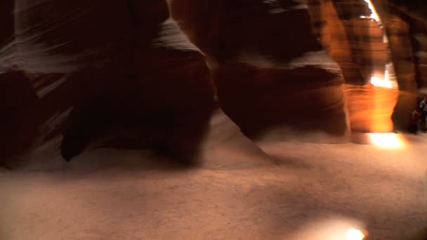 Montaje foque disparado dentro de formaciones de arenisca roja de Antelope Canyon — Vídeo de stock