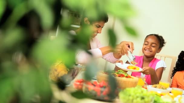 Junge ethnische Familie isst ein gesundes Mittagessen — Stockvideo