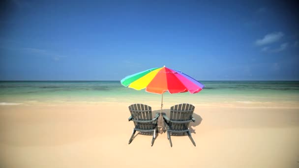 Liegestühle & Sonnenschirm laden zum Entspannen ein — Stockvideo