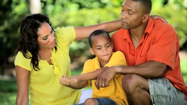 Padres étnicos discutiendo práctica deportiva con hijo pequeño — Vídeos de Stock