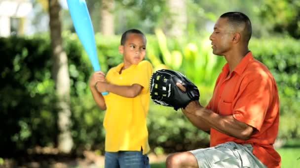 Père et fils afro-américain pratiquant le baseball — Video
