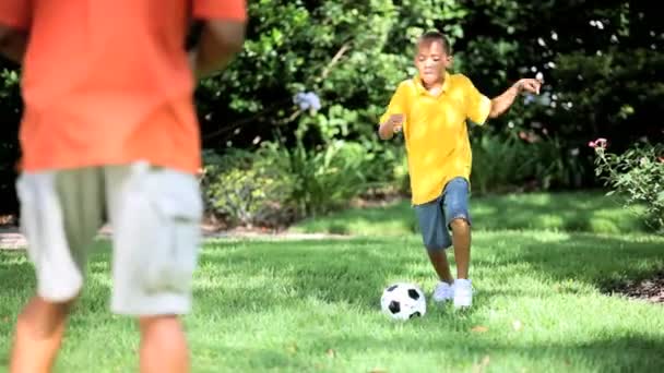 Pai & filho étnico saudável com um futebol — Vídeo de Stock