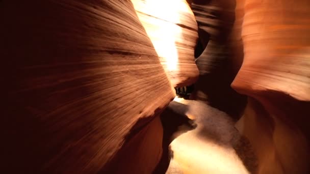 Luz del sol brillando en formaciones de rocas subterráneas — Vídeo de stock