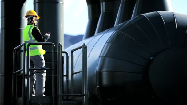 Vrouwelijke geothermische engineer bij power station — Stockvideo