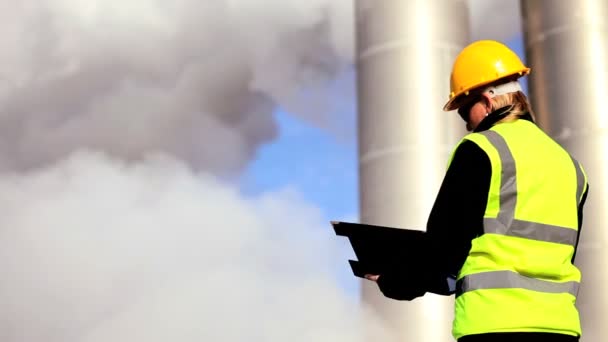 Vrouwelijke engineer bij geothermische centrale — Stockvideo