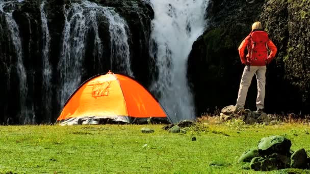 Wanderin mit Zelt am Wasserfall — Stockvideo