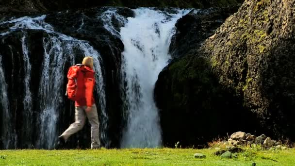 Ensamstående kvinna på vandring expedition av vattenfall — Stockvideo