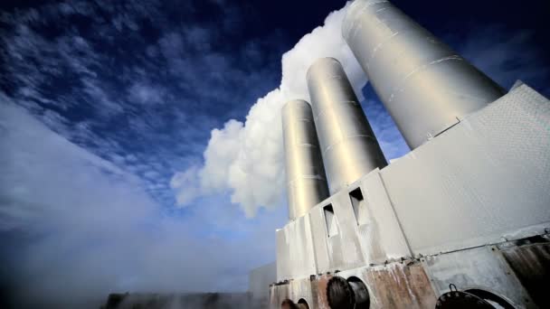 在地热发电厂的烟囱 — 图库视频影像