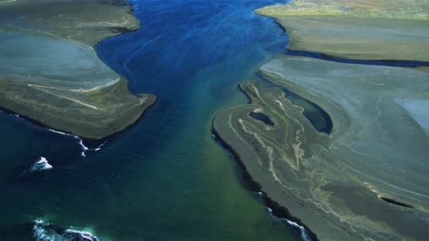 Veduta aerea della costa che conduce a un delta del fiume, Islanda — Video Stock