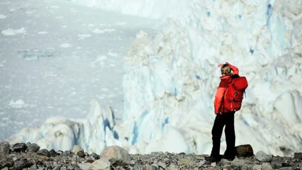 Mujer Solitaria en Expedición de Trekking Ártico — Vídeos de Stock