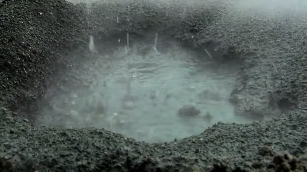 Close-up de fontes vulcânicas subterrâneas atingindo a superfície — Vídeo de Stock