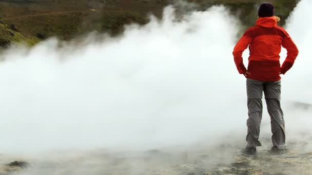 Mulher solitária em extrema expedição de trekking — Vídeo de Stock