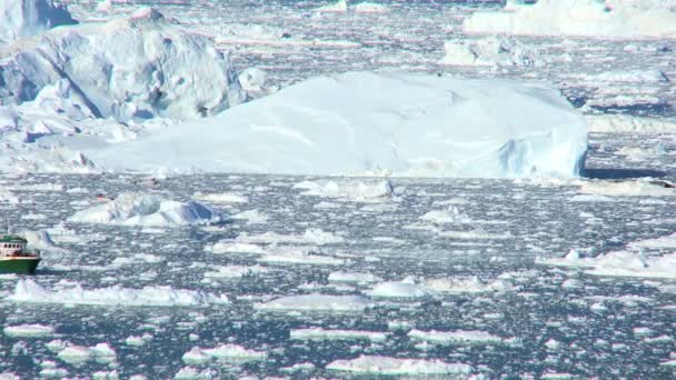 Time lapse, Navire nautique dans les floes de glace — Video