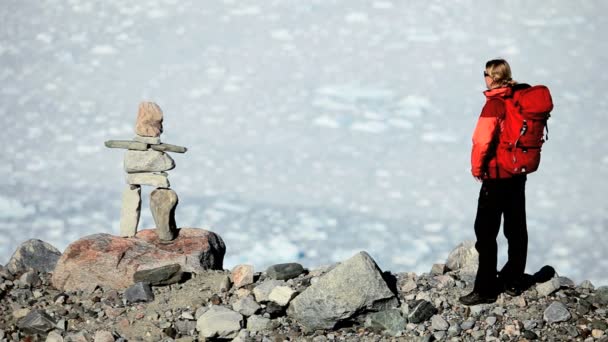 Trekking femenino solo en un paisaje ártico congelado — Vídeos de Stock