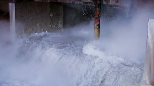 Agua volcánica subterránea utilizada en la planta de energía geotérmica — Vídeo de stock