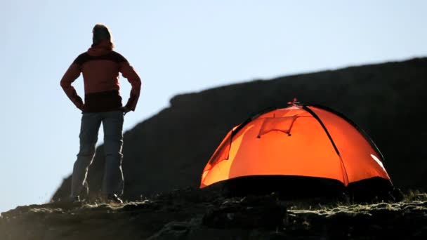 Mujer solitaria en una exitosa expedición de senderismo — Vídeos de Stock