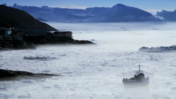 Bateau en brume verglaçante entouré de floes de glace — Video