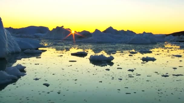 Atardecer sobre hielo glacial ártico congelado — Vídeos de Stock