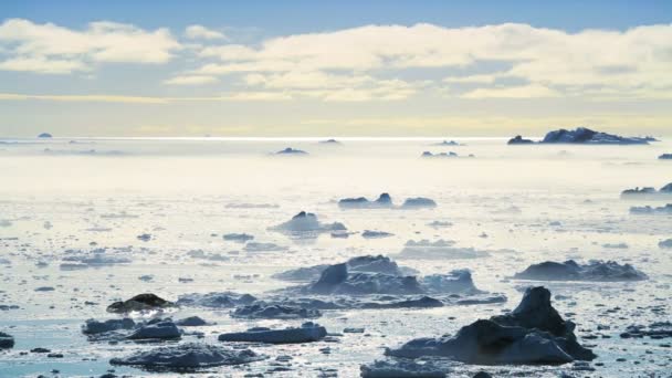 Pan Viiew de congélation de l'air gisant entre les floes de glace — Video