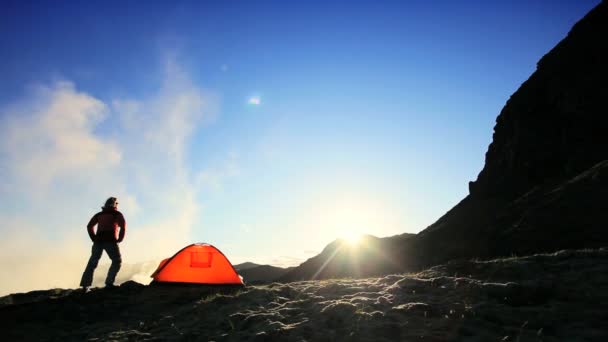 Ensamstående kvinna i gryningen på klättring expedition — Stockvideo