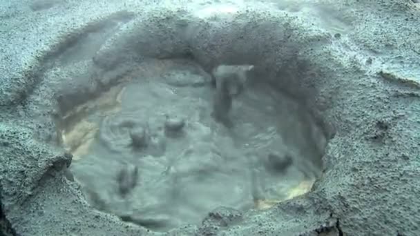 Närbild på underjordiska vulkaniska källor når ytan — Stockvideo