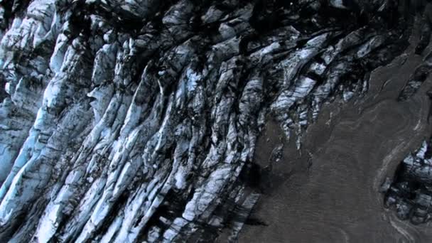 Vista aérea de la capa de polvo volcánico en los glaciares — Vídeos de Stock