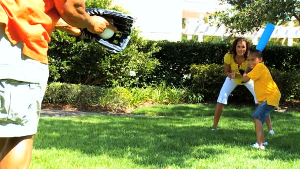 Família étnica ativa jogando beisebol no parque — Vídeo de Stock