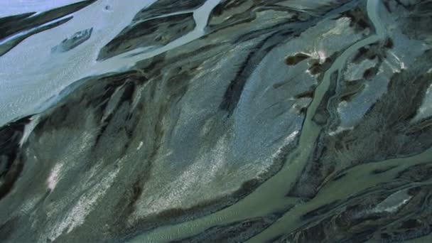 Vue aérienne de l'eau de fonte glaciaire d'un delta fluvial, Islande — Video