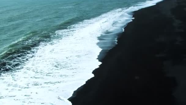Vista aérea das ondas em queda na praia de cinzas vulcânicas, Islândia — Vídeo de Stock