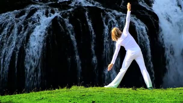 Kvinna i vitt som utför yoga — Stockvideo