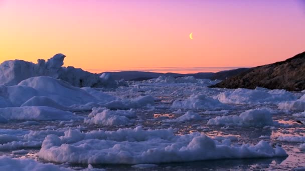 Donmuş manzara üzerinde Arctic günbatımı — Stok video