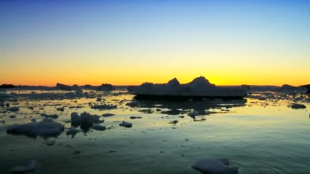 Zonsondergang over de Arctische gletsjers — Stockvideo