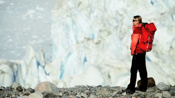 若い女性の北極の風景でハイキング — ストック動画