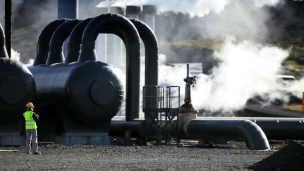 Ingegnere donna che lavora alla centrale geotermica — Video Stock